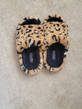 Crocks Cozy Leopard Print Fuzzy Slide Slippers - Tan & Black